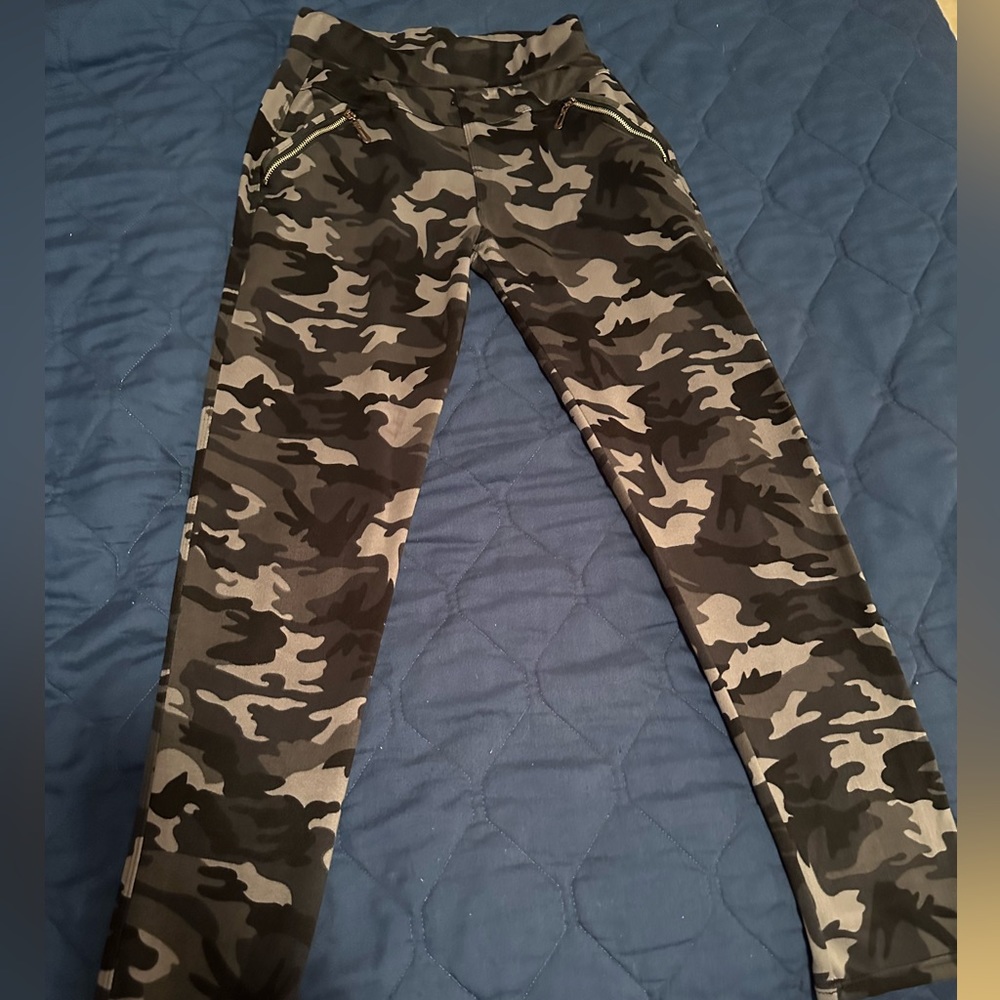 Junior ankle cut camo leggings medium